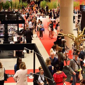 메이크업 인 파리 2027 brand background image