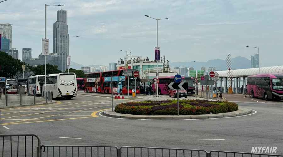 사진 설명 : 홍콩 컨벤션 센터 동쪽 게이트에 위치한 버스 정류장 (출처 : 마이페어 촬영)