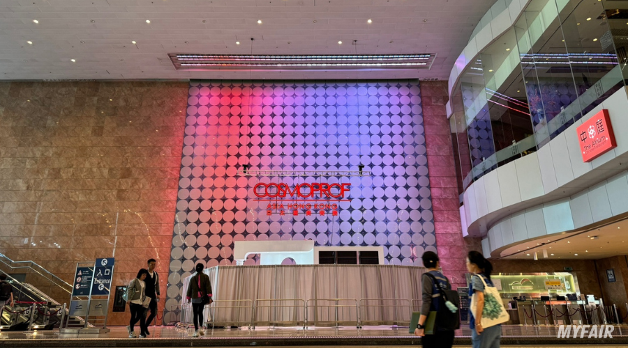 사진 설명 : 홍콩 코스모프로프 아시아 2023가 열리는 전시장 메인 로비 (출처 : 마이페어 촬영)