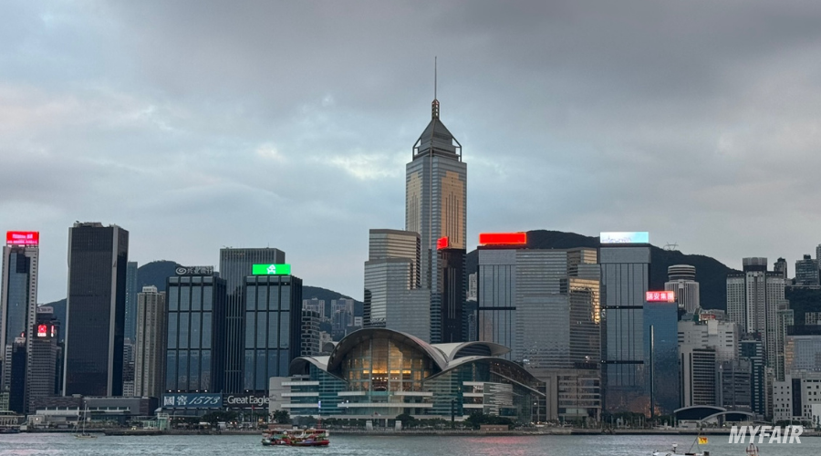 사진 설명: 홍콩 코스모프로프 아시아 2023이 열리는 홍콩 컨벤션&전시 센터 외부 전경 (출처 : 마이페어 촬영)