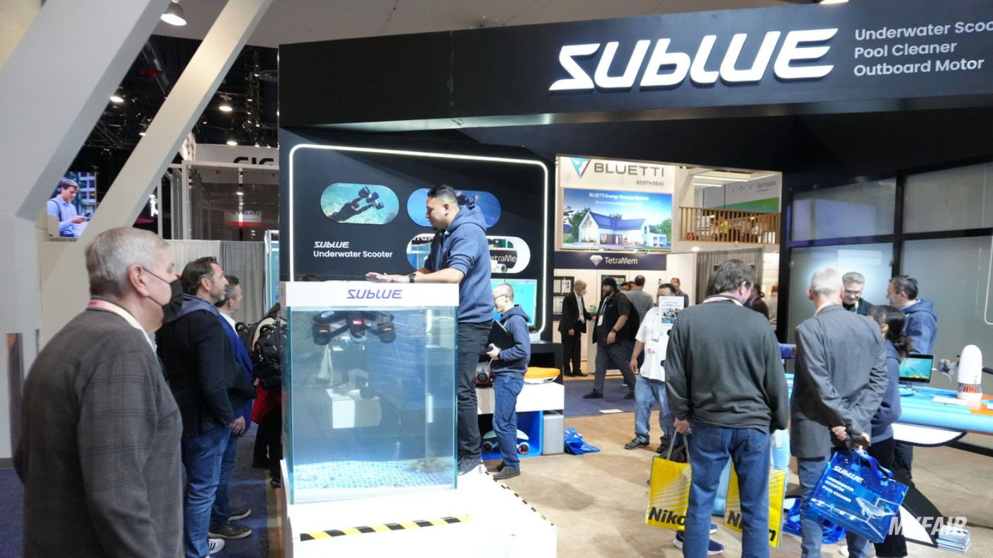 사진 설명 : SUBLUE의 제품을 시연하고 있는 모습