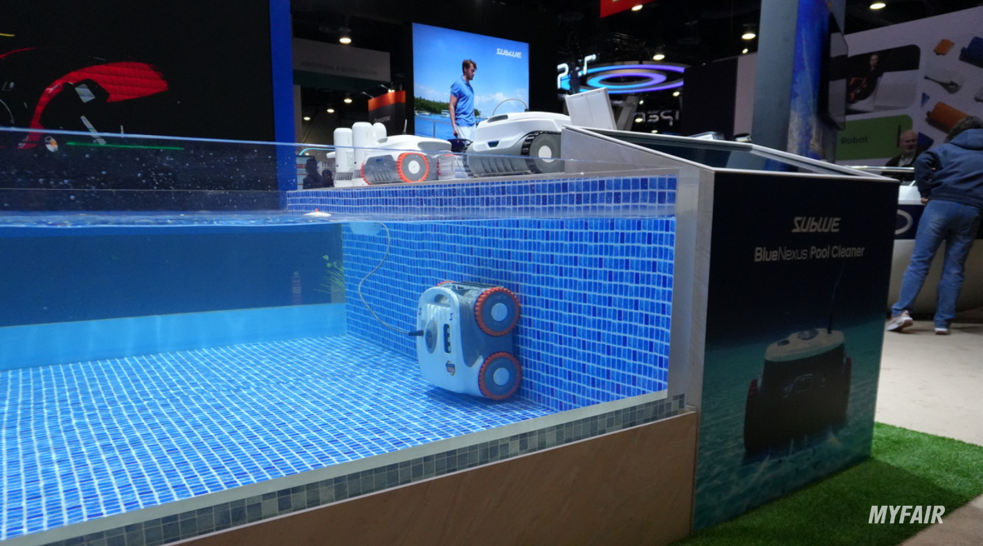 사진 설명 : 수영장 로봇 청소기 시연을 보이고 있는 SUBLUE 부스