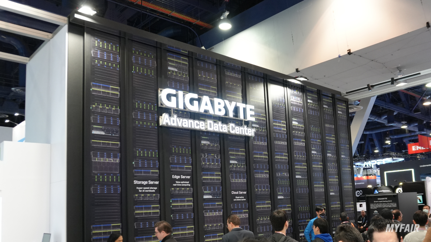 사진 설명 : 데이터 센터 컨셉의 GIGABITE 부스