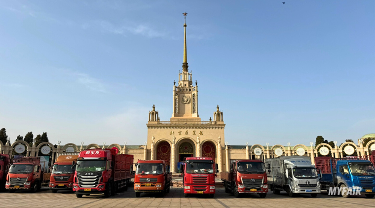 사진 설명: 화물 운송 트럭이 주차되어 있는 베이징 전시 센터 메인 전경