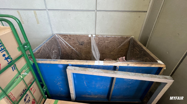 사진 설명: 도쿄 빅사이트 전시장 구석에 있는 쓰레기 처리장