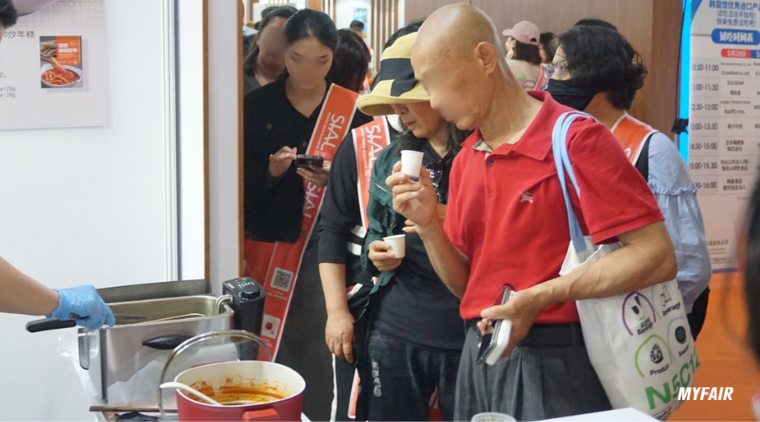 사진 설명: 한국관 기업 부스 앞에 늘어선 시식 참여 줄